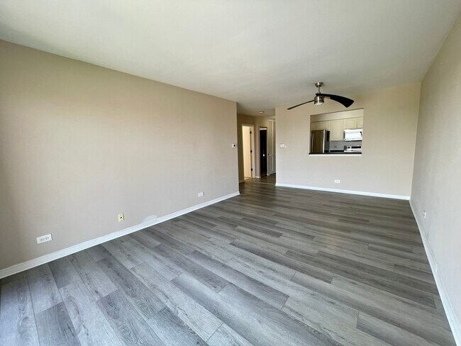 Building Photo - 725 W Huntington Commons Rd