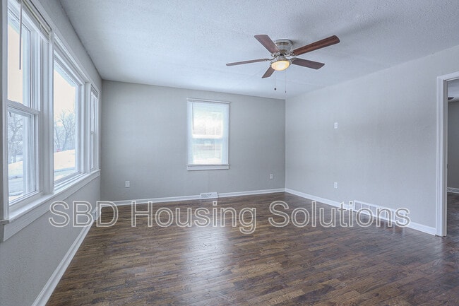 Building Photo - 312 N Ash Ave
