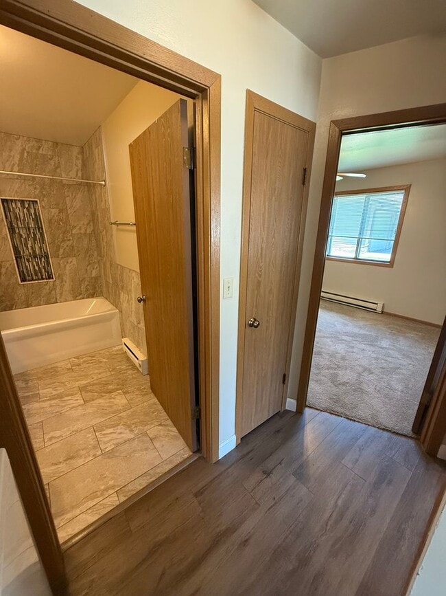 Building Photo - Private Entry 2 Bedroom Apartment Available!