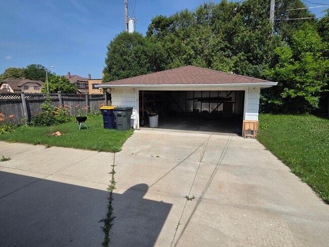 Building Photo - 2306 S 85th St
