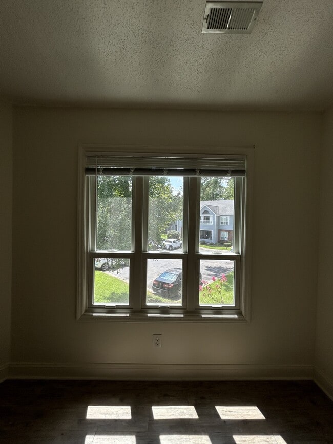 Building Photo - 104 Breezewood Dr