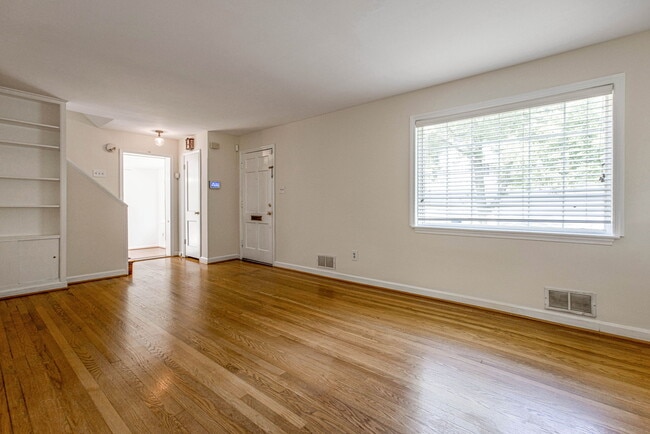 Building Photo - 2509 Crest Ave