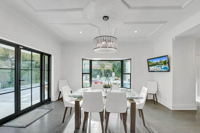 Building Photo - 614 Poinciana Dr