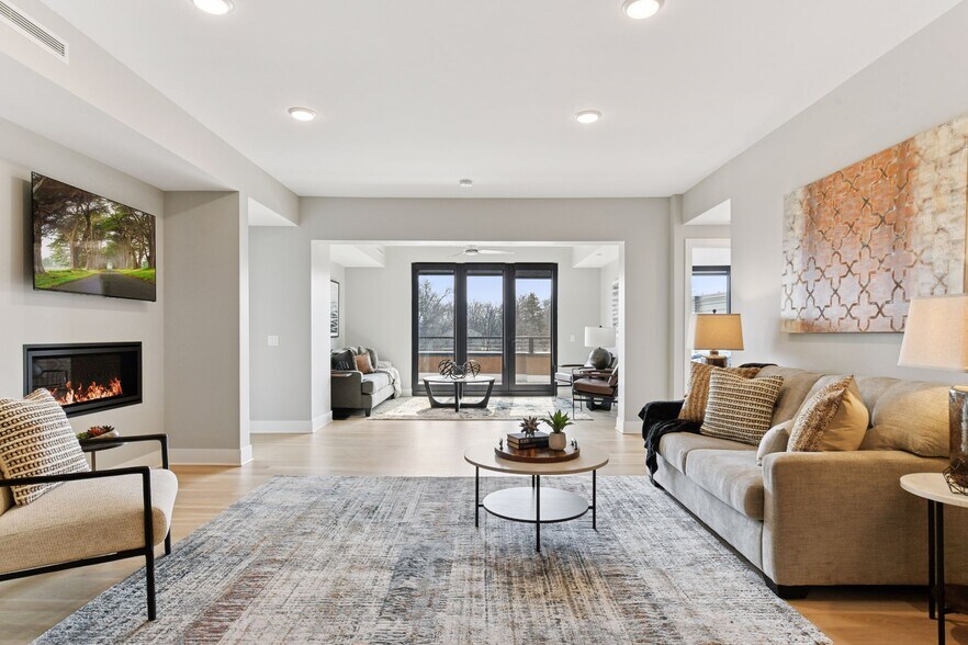 Spacious living room - 222 Ferndale Rd S