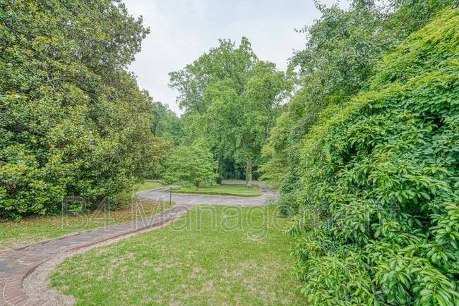 Building Photo - 925 Brentwood Dr