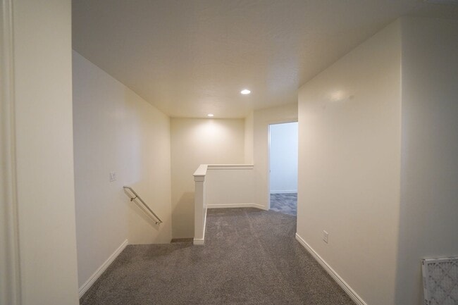 Building Photo - Spacious Townhome for Rent – Prime Location!