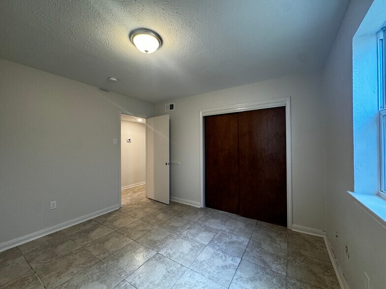Building Photo - 937 E Monterey Ct