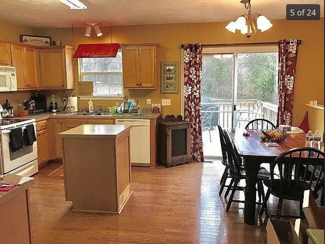 Building Photo - 4 bed/3bth with over 2000 sq ft. In beauti...