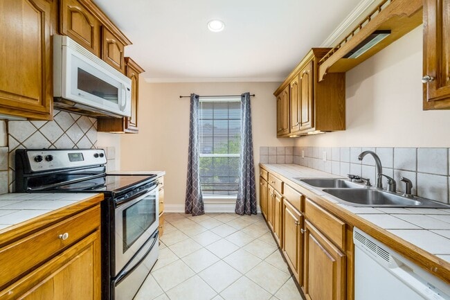 Building Photo - 3 BDRM HOUSE OFF ALBERTSON PKWY