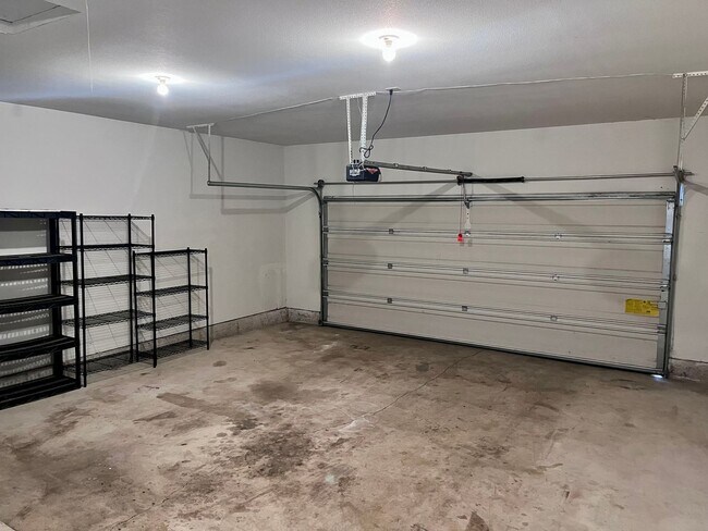 Building Photo - Super Crisp 2 Bedroom w/2 car attached garage
