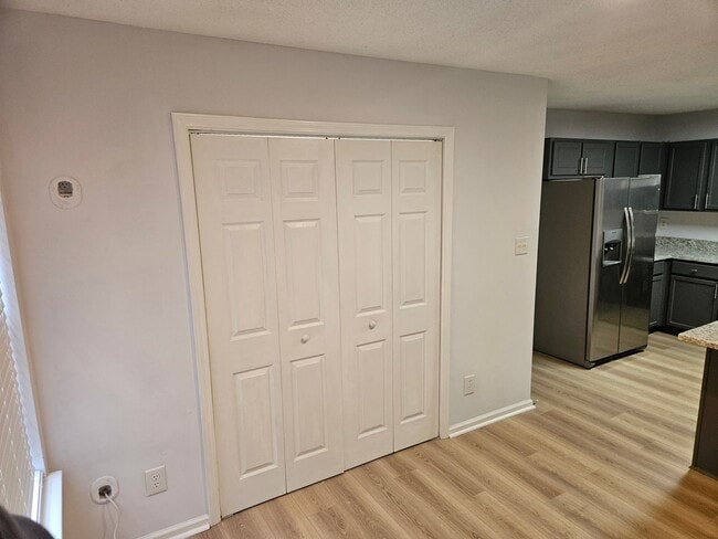 Building Photo - Stylish End Unit 3br 2.5ba TH in Cary! Ava...