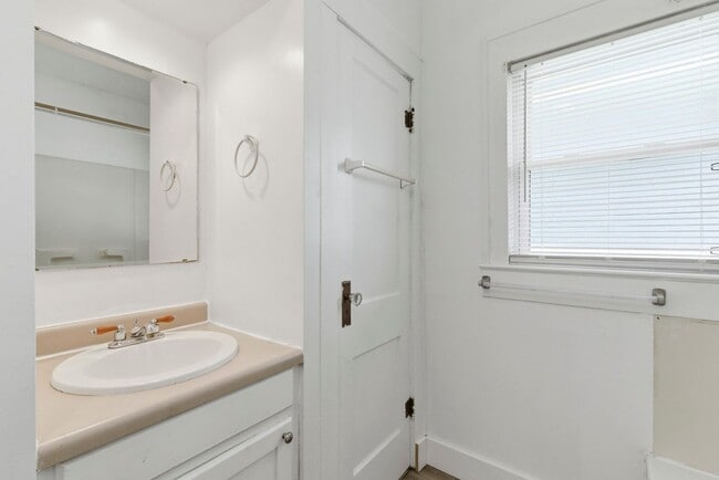 Building Photo - 3 Bedroom | 2 Bathroom | Springfield MO