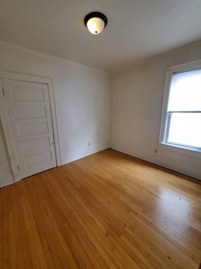 Building Photo - Spacious 5BED/2BATH Upper Near Marquette