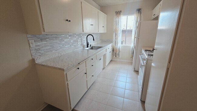 Building Photo - 526 S St Andrews Pl