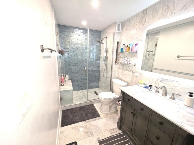 Building Photo - 345 N La Salle Dr