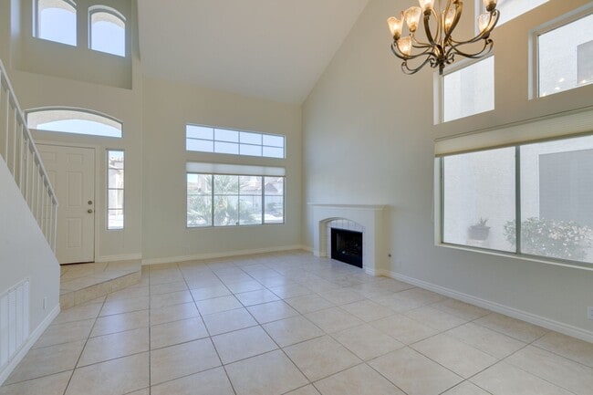 Building Photo - Immaculate 3 bedroom house with a Loft in ...