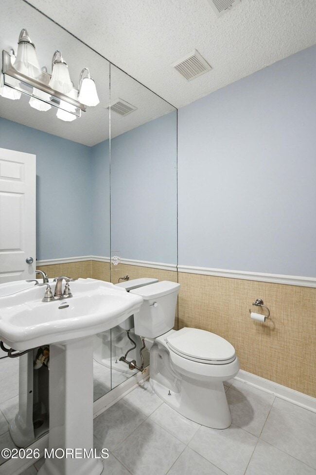 Building Photo - 702 Carnation Dr