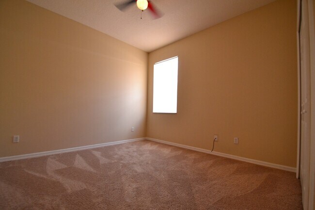 Building Photo - 4 BR Lakefront & Pool Home