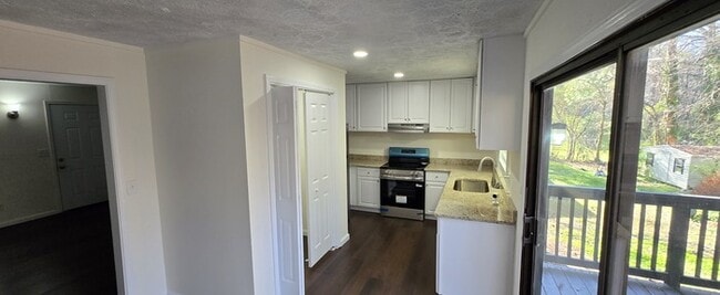 Building Photo - Beautifully Refreshed Home in the Green Acres Neighborhood