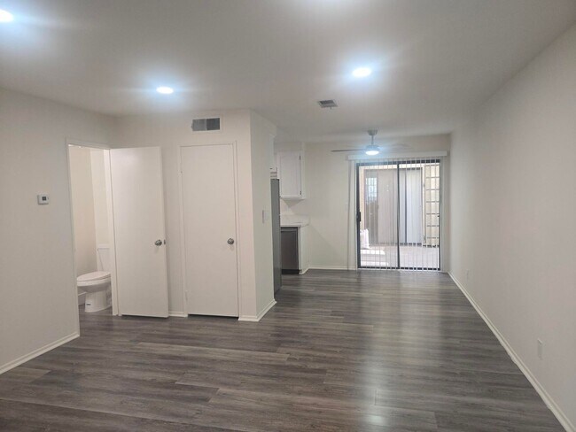Interior Photo - #433