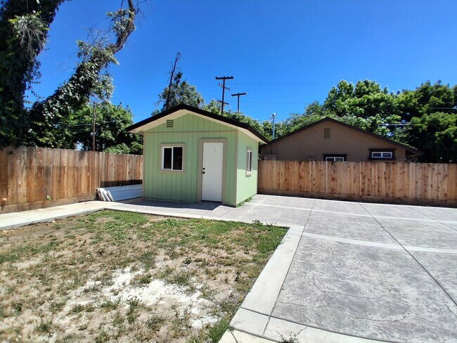 Building Photo - 340 N Santa Rosa Ave