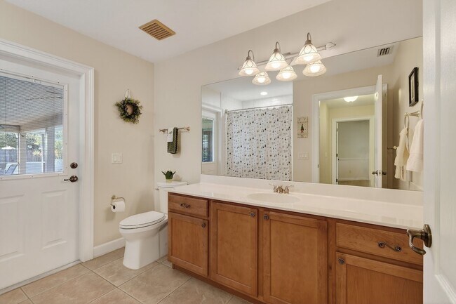 Building Photo - 3221 SE Quay St