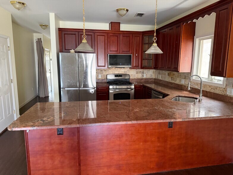 Kitchen - 43 Ravine Ave