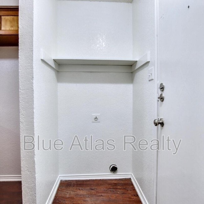 Building Photo - 6859 S Creek Dr