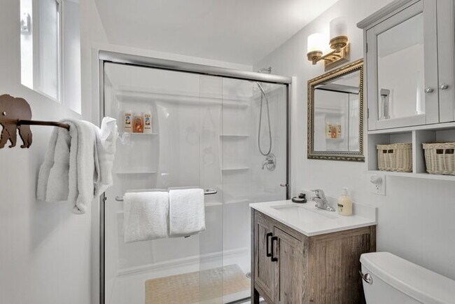 Building Photo - Remodeled 2 Bed / 1 Bath Near Bear Mountain & Golf Course