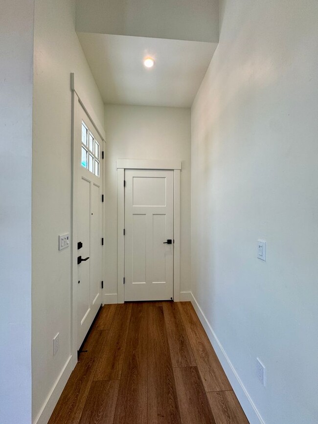 Building Photo - Custom Adorable Cottage Available in Folsom!