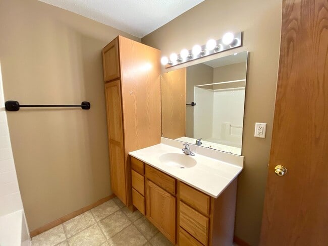 Building Photo - 3 bed Twinhome!!