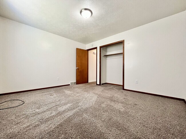 Building Photo - Four Bedroom Duplex in Kentwood