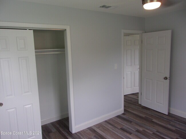 Building Photo - 1240 N Singleton Ave