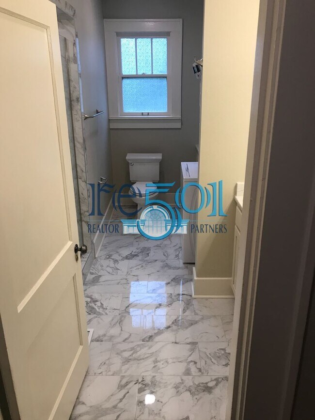 Building Photo - *New Price*  Newly Renovated Immaculate Co...