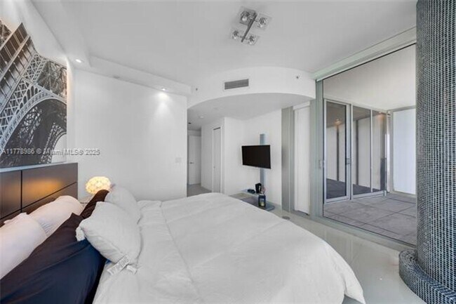 Building Photo - 17121 Collins Ave
