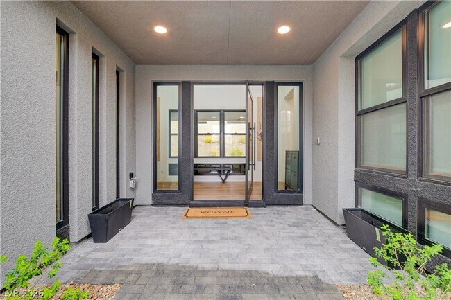 Building Photo - 779 Willits St