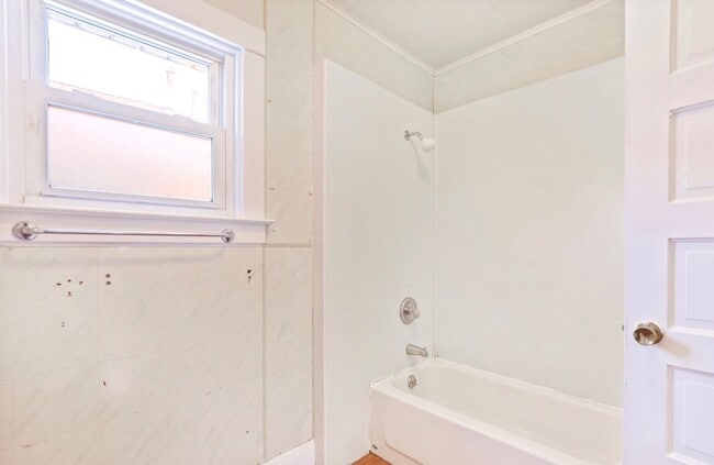 Building Photo - Charming 2 Bedroom, 1 Bath Home on Niagara – Clean, Cozy & Move-In Ready!