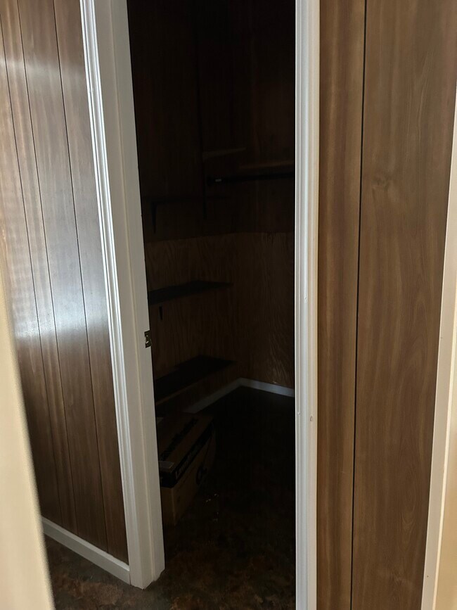 Building Photo - 258 Reynoir St