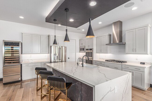 Building Photo - Luxury at Vistal