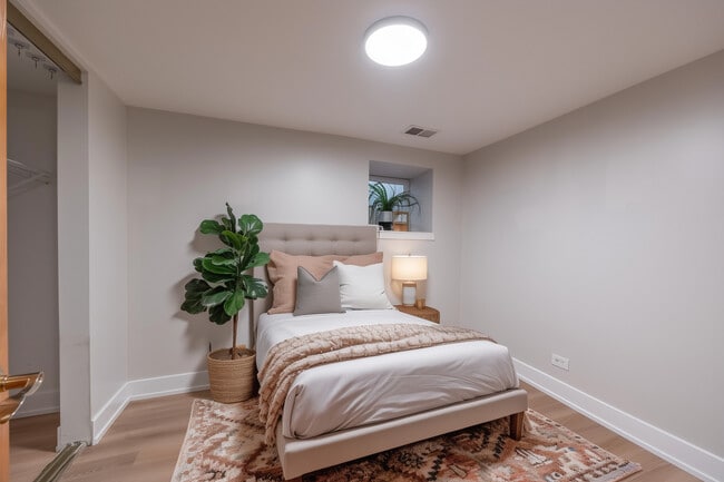 Building Photo - 1010 N Kedzie Ave