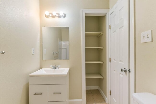 Building Photo - 11 Lyncrest Dr