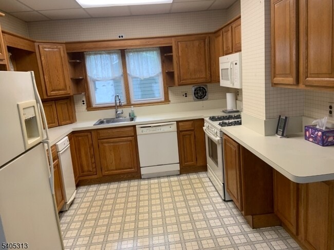 Building Photo - 169 Misty Ln