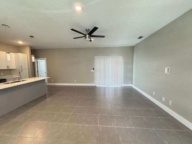 Building Photo - Spacious 4-Bedroom Home in Poinciana – Internet Included & No HOA Approval Required