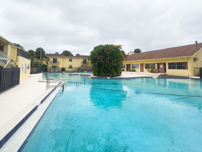 Building Photo - Affordable 3/2 in the Heart of Town And Co...