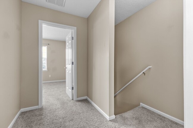 Building Photo - 2 Bed 2.5 Bath Townhome