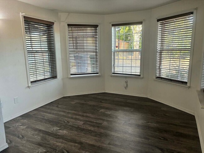 Building Photo - 803 9th Ave NW