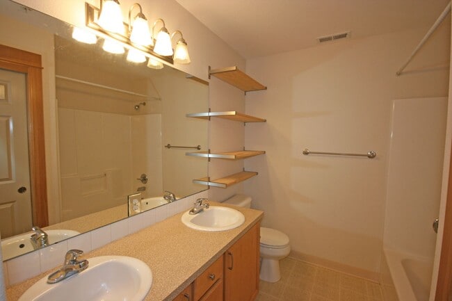 Building Photo - 3 bedroom 3.5 bath town home