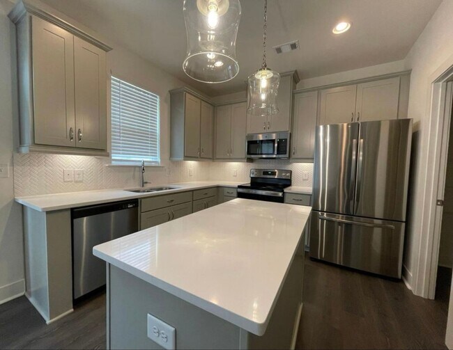 Building Photo - Beautiful end unit townhouse in the Townes...