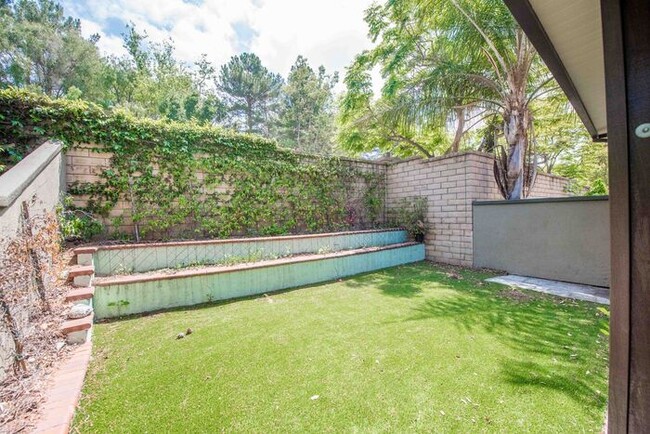 Building Photo - Anaheim Hills Beauty