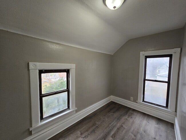 Building Photo - 214 Edwards St